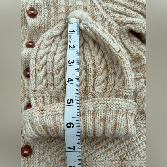 Adorable baby sweater and bonnet set - Picture 3 of 9